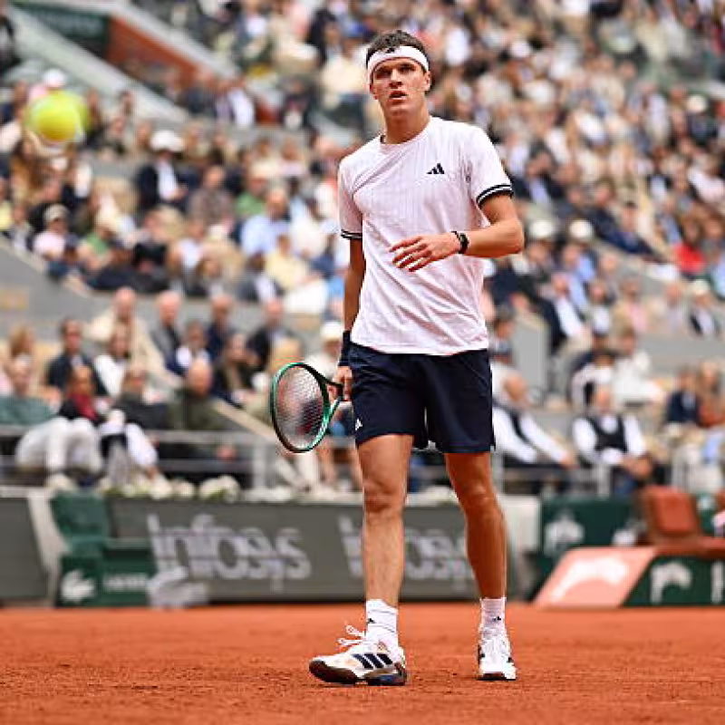 Agassi harshly criticizes Mensik after his defeat against Zverev at Roland Garros. Source: Getty Images.