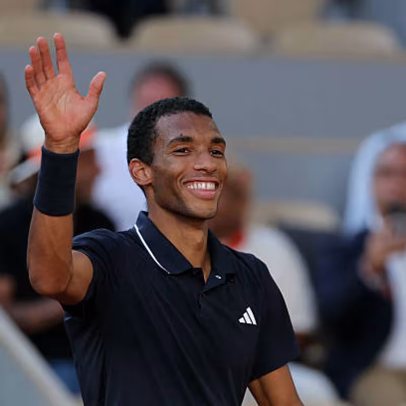 Aliassime crushes Tabilo and emerges as a favorite to reach the final at Roland Garros.