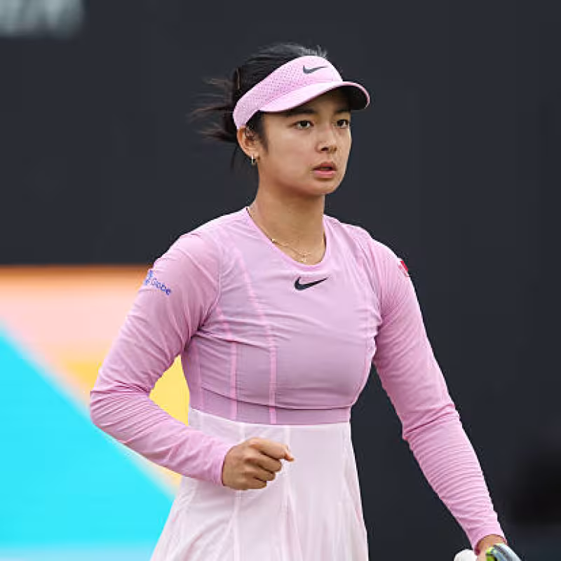 Eala lifts the title in Birmingham after coming back to defeat Bartunkova. Source: Getty Images.