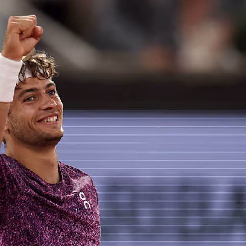 The nice gesture of Arnaldi and Berrettini with Cobolli at Roland Garros. Source: Getty Images.