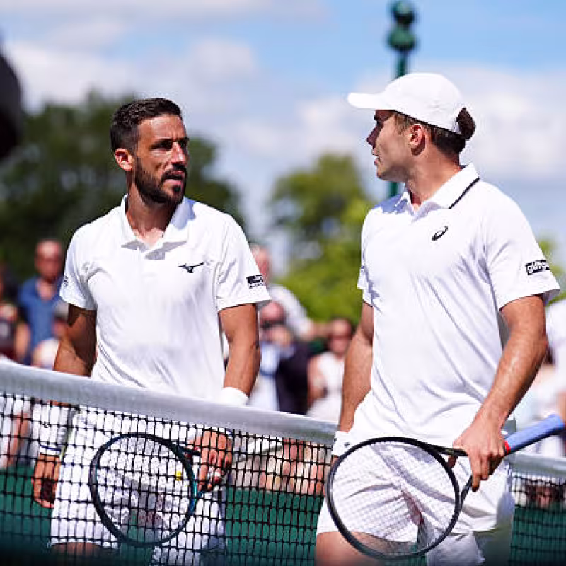 Fery si mette dei tappi nelle orecchie per allontanarsi da Dzumhur e poi lo indica.