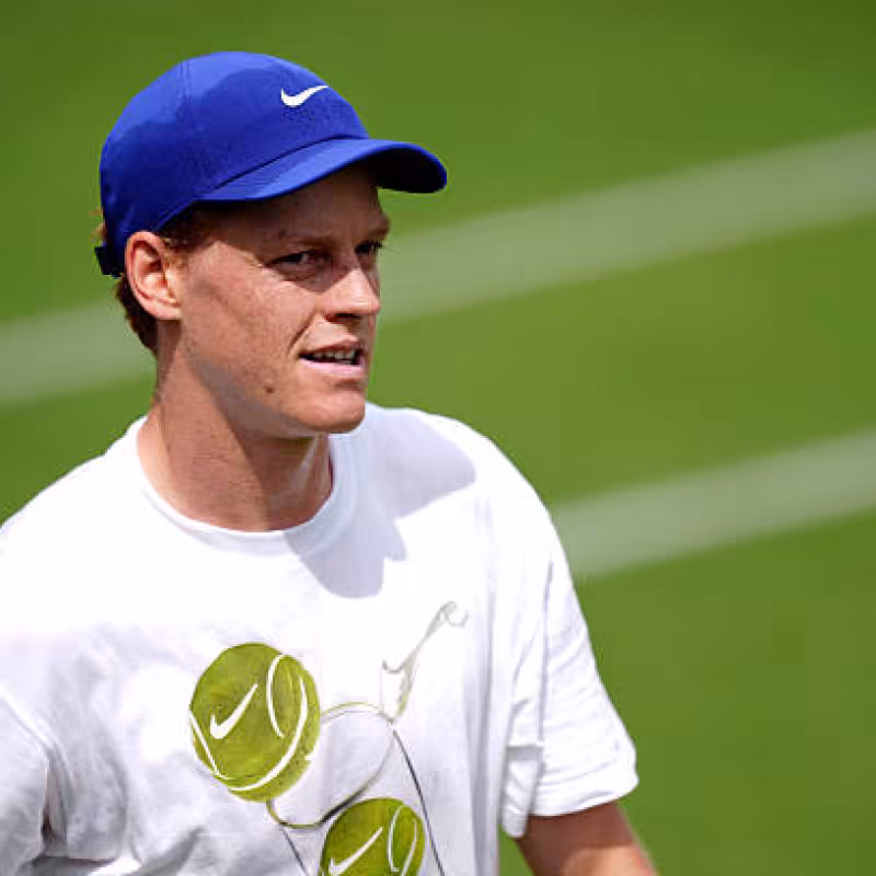 Jannik Sinner si allena a Wimbledon. Foto: gettyimages