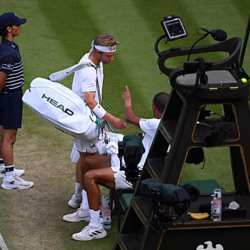 Tension sur le court entre Davidovich et Aliassime après leur match à Wimbledon. Source : Getty Images.