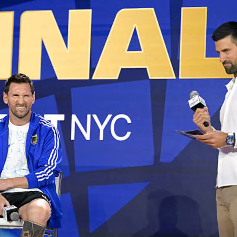 Novak Djokovic向Messi提问题。照片：gettyimages
