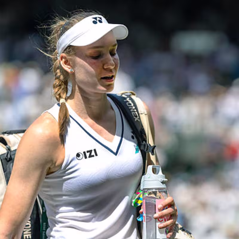 Elena Rybakina, disappointed after losing at Wimbledon 2026. Photo: gettyimages