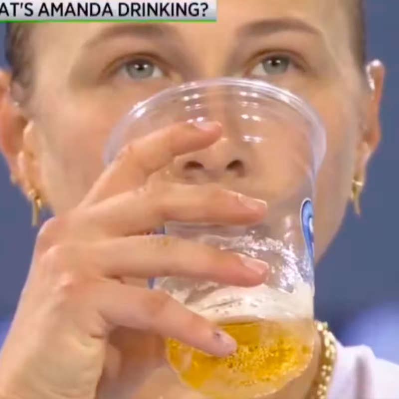 ¿Qué bebida estaba tomando Anisimova durante el partido con Eala?