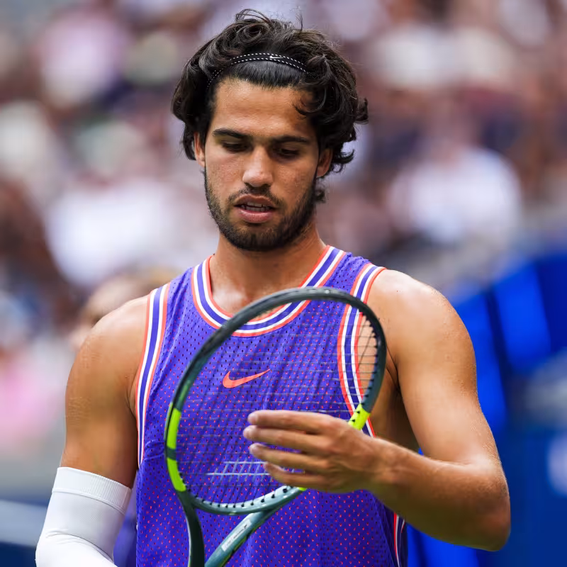 Delpo warns Alcaraz about his wrist injury. Photo: Getty