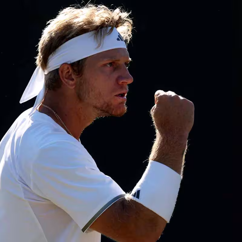 Davidovich puts the stick in Chengdu. Photo: Getty Images