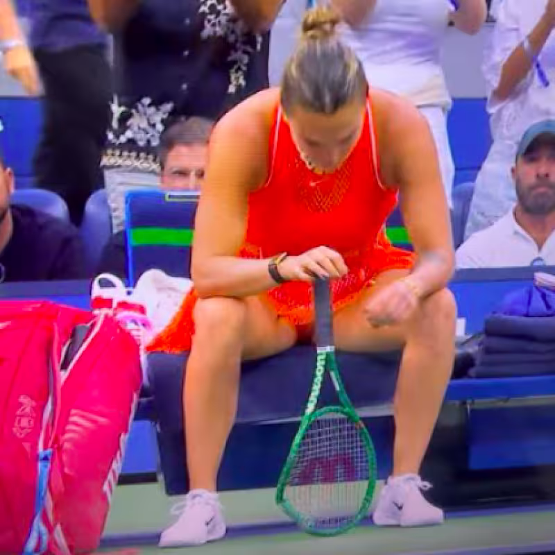 Así fue la 'explosión' de Sabalenka tras caer ante Rybakina: destroza la raqueta, insulta a un cámara...