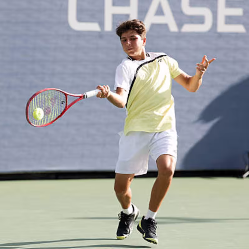 Teodor Davidov, saque con ambas manos. Foto: gettyimages