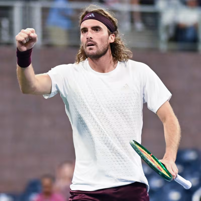 tsitsipas-salvador-reves-mano.jpg