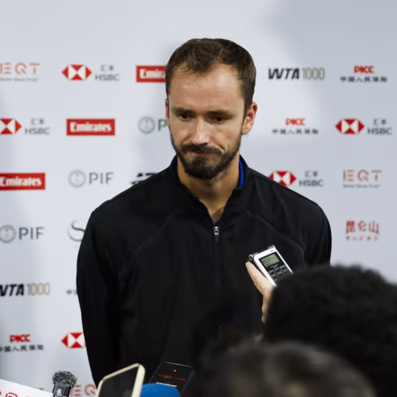 El bonito gesto de Medvedev con el espectador al que golpeó en Pekín. Fuente: Getty