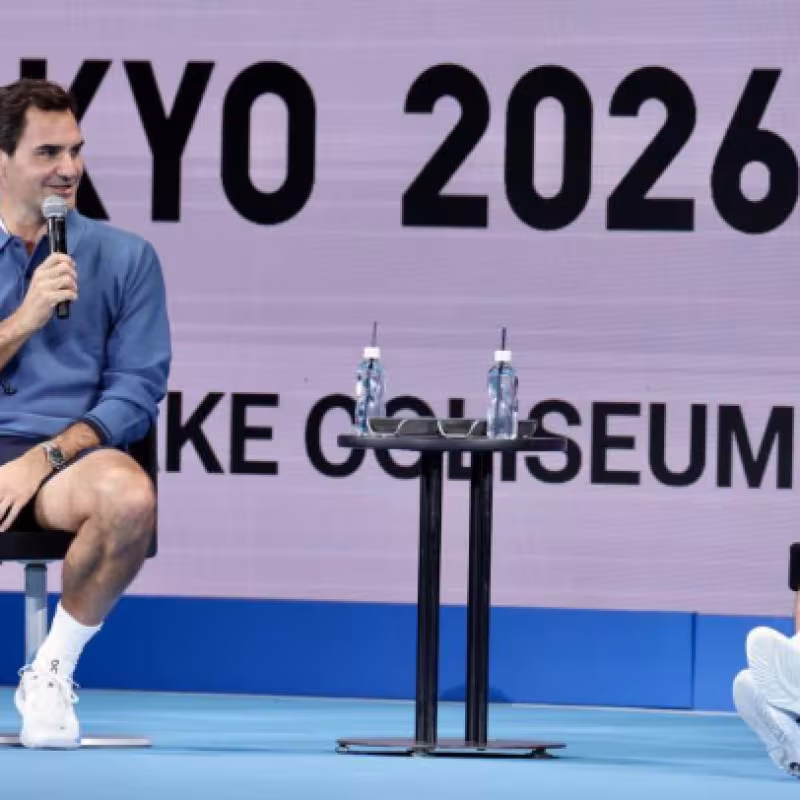 Roger Federer bids farewell to Nishikori. Photo: Getty Images
